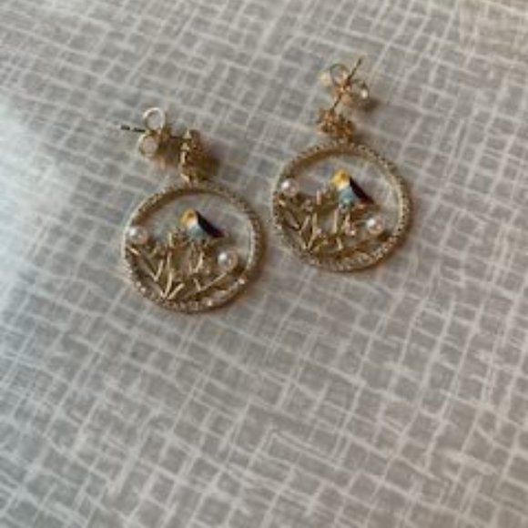 Women's Bird Design Round Gold Hoop Earrings - Picture 8 of 8